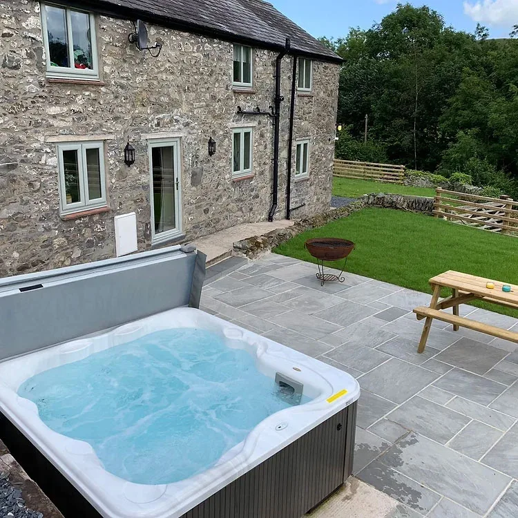 Jacuzzi Lodge L hot tub for sale