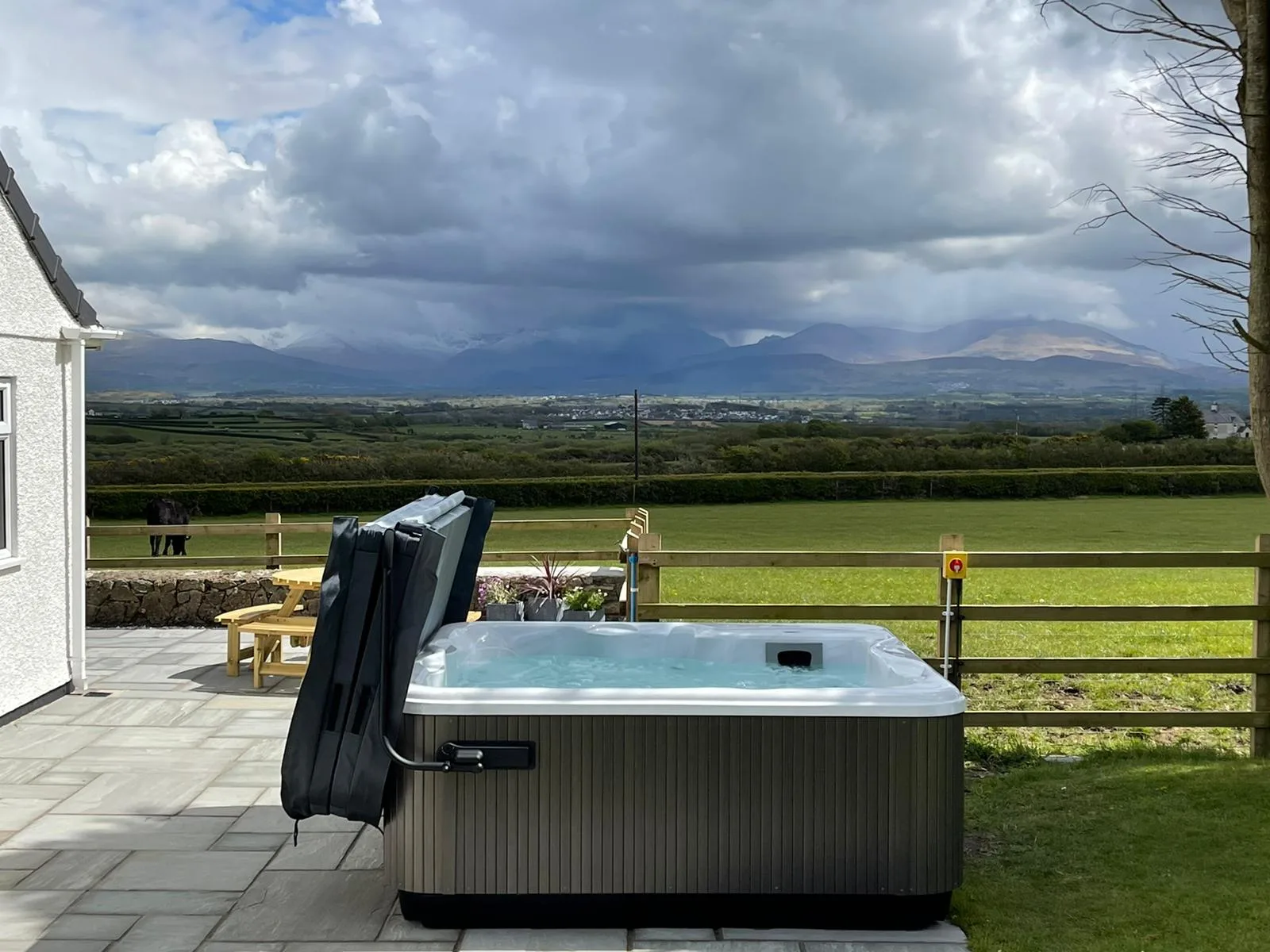 Jacuzzi Lodge L hot tub for sale