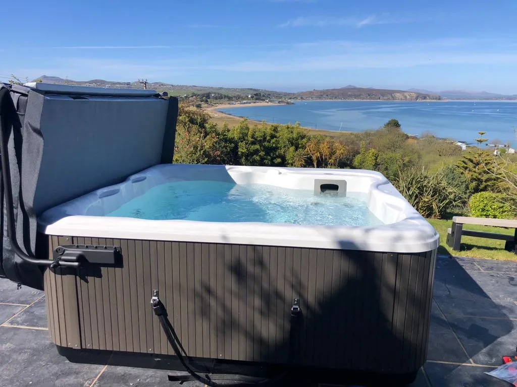 Jacuzzi Lodge L hot tub for sale
