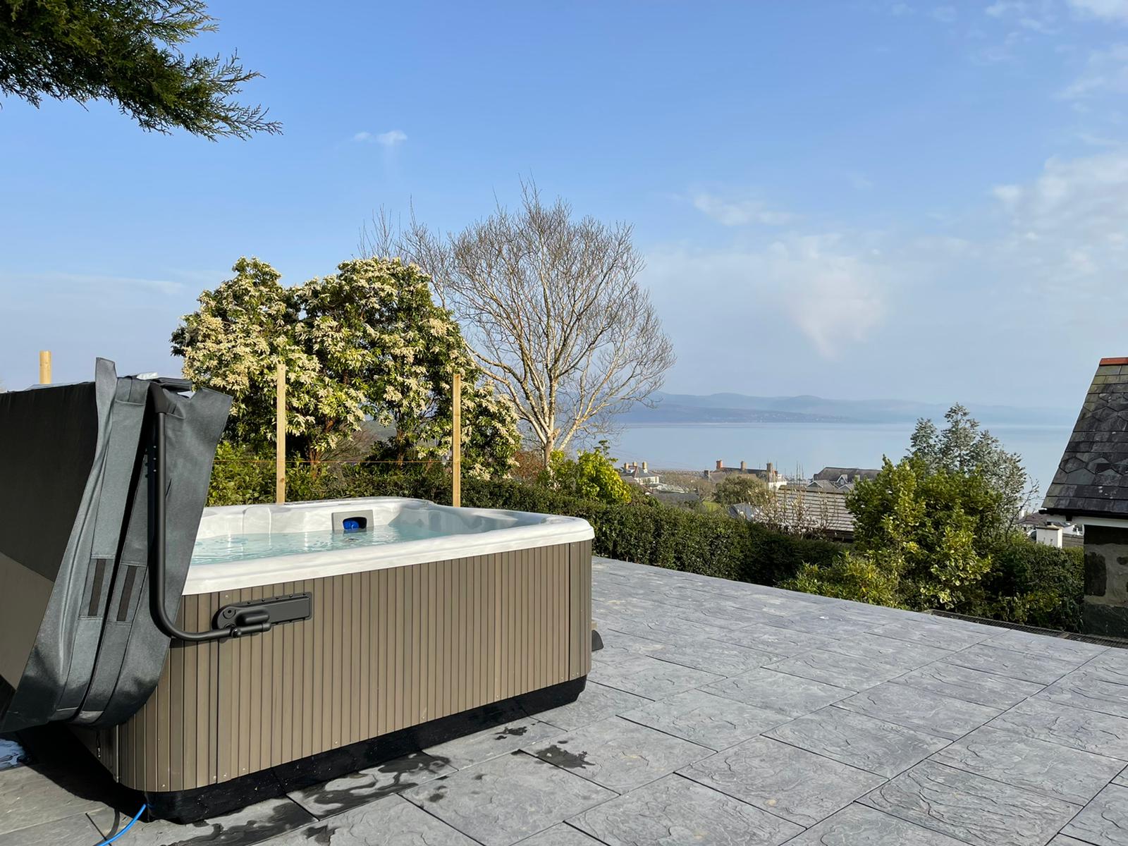Jacuzzi Lodge L hot tub for sale