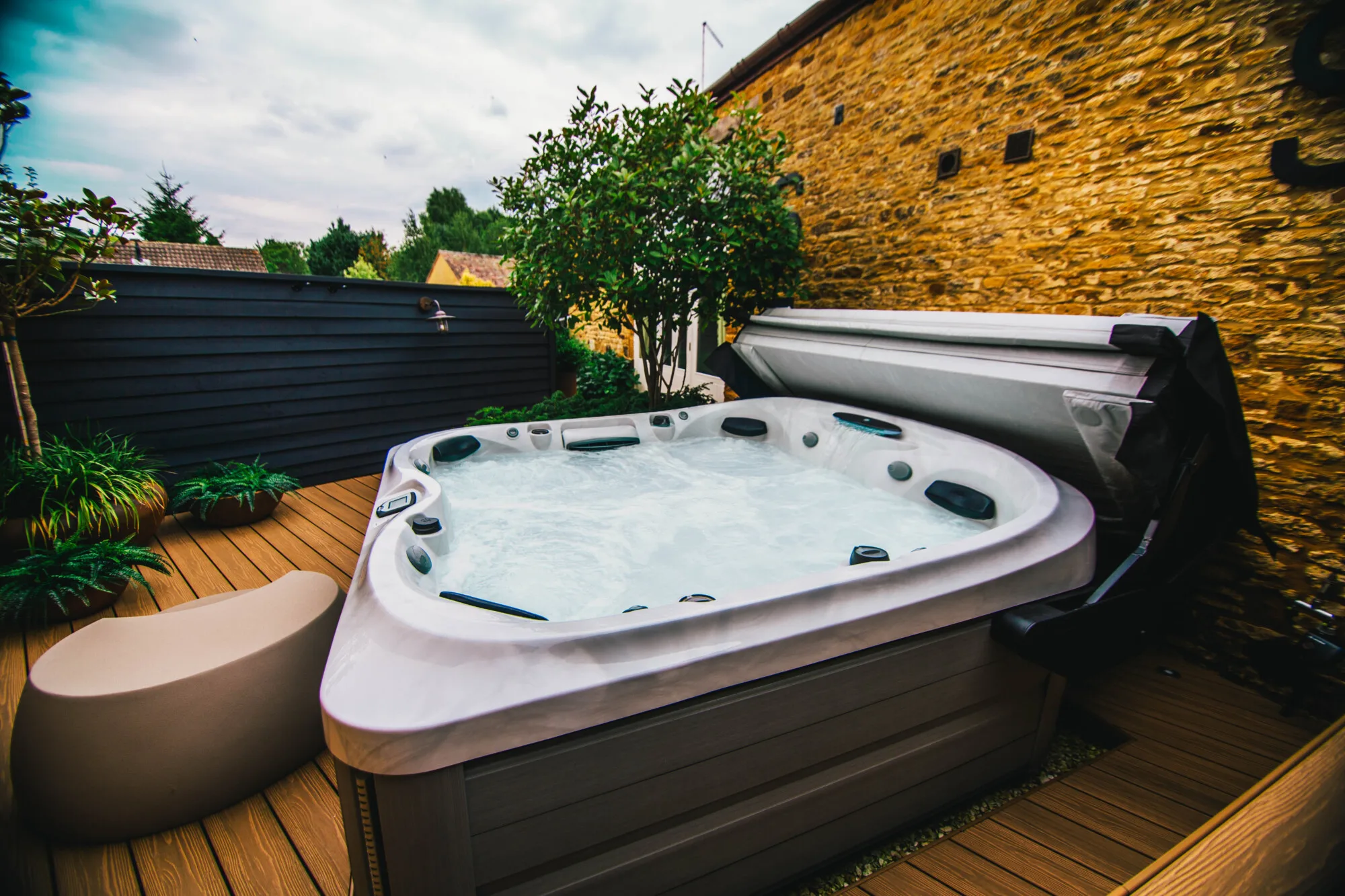 Jacuzzi J-475 hot tub for sale
