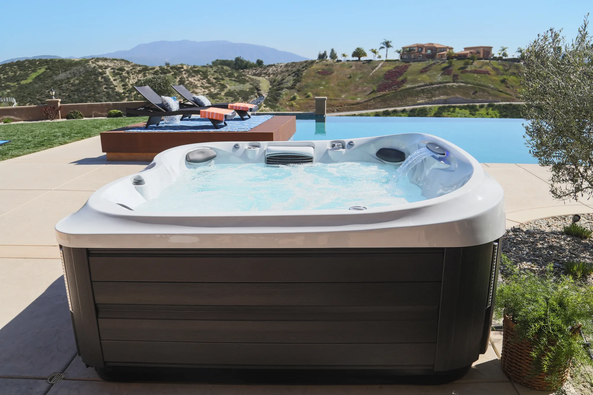Jacuzzi J-475 hot tub for sale