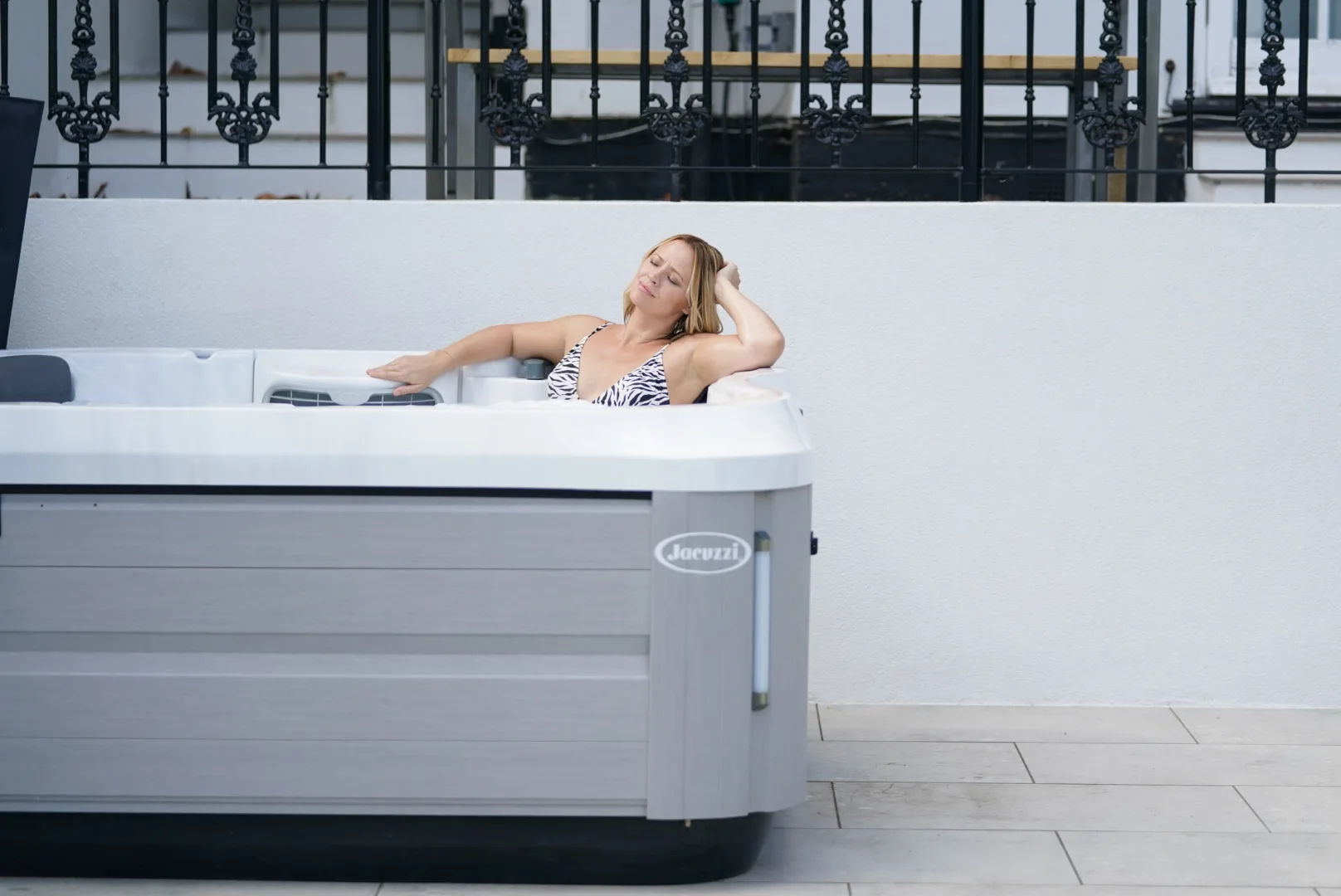 Jacuzzi J-300 Hero