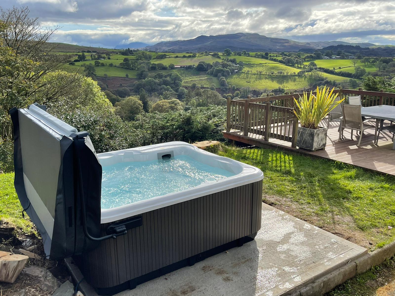 Jacuzzi Lodge L hot tub for sale