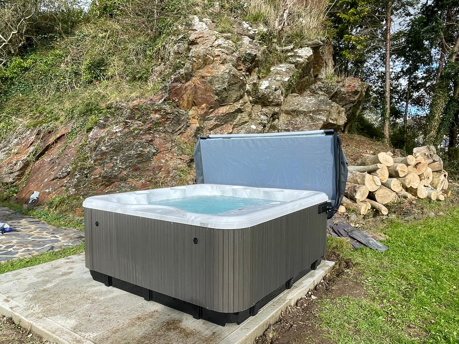 Jacuzzi Lodge L hot tub for sale