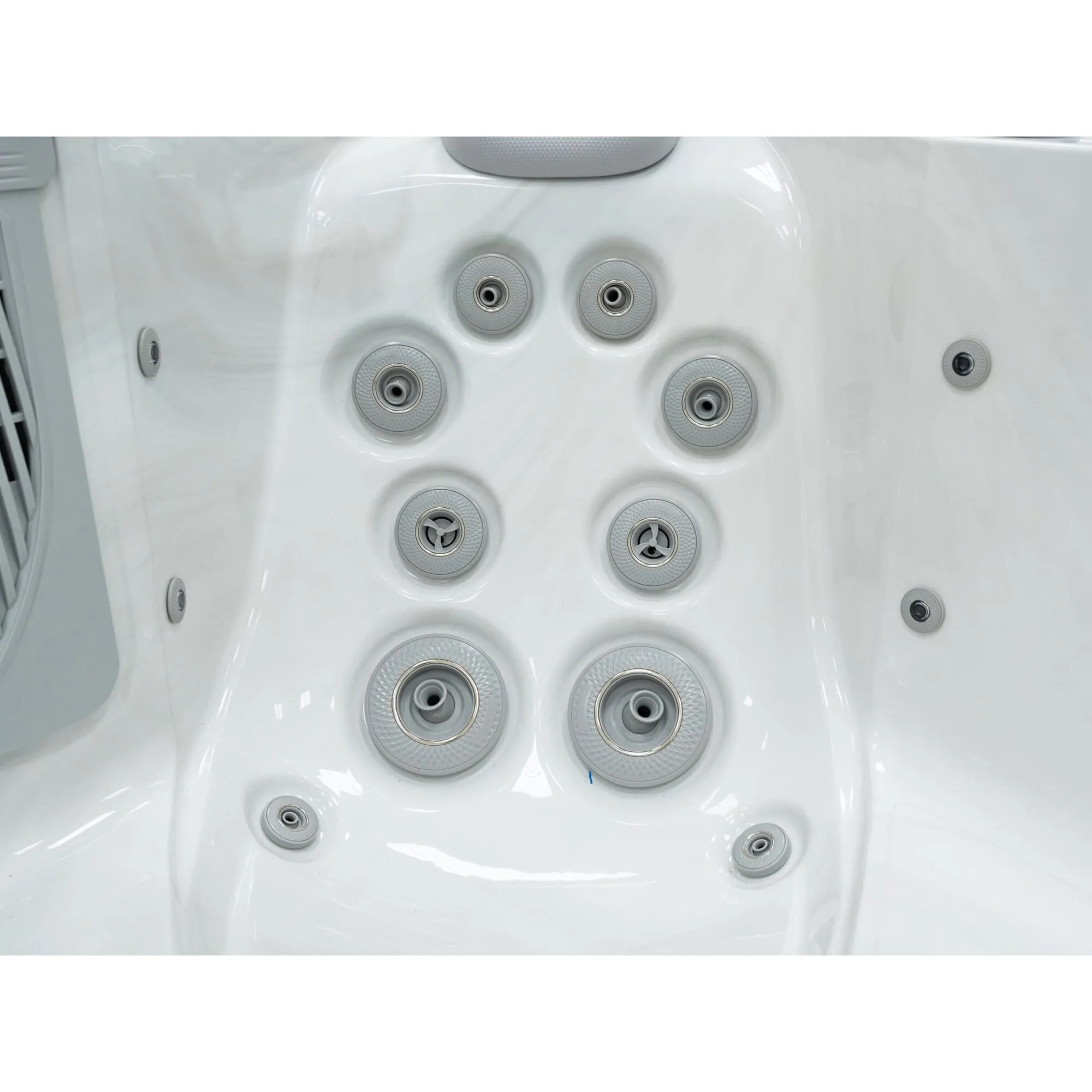 Calma hot tub by AquaSolus